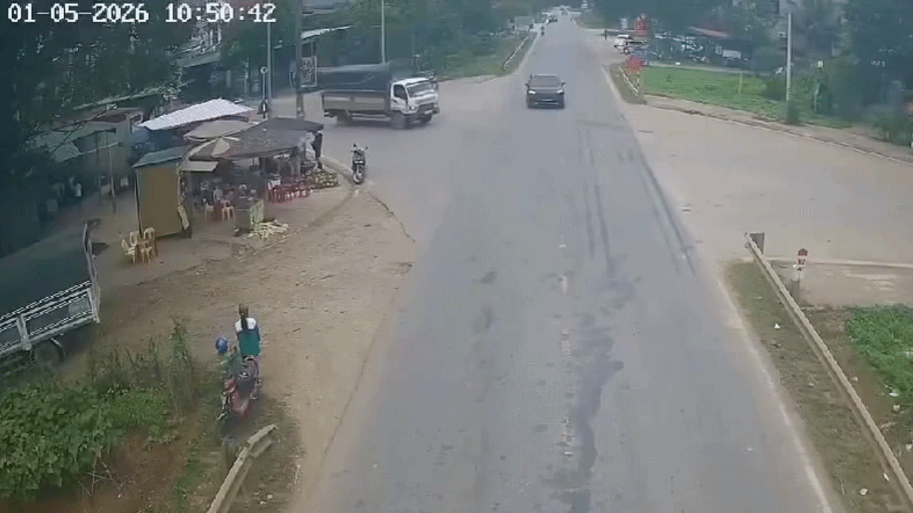 Clip: Xe tải húc văng SUV tại giao lộ, suýt gây họa cho người bên đường