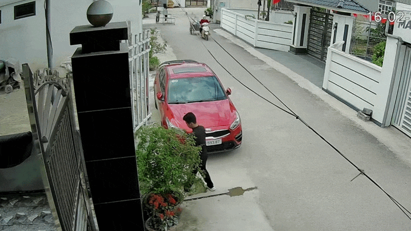 Xe máy kéo kệ hàng lao dốc, va vào ô tô đỗ trước nhà dân