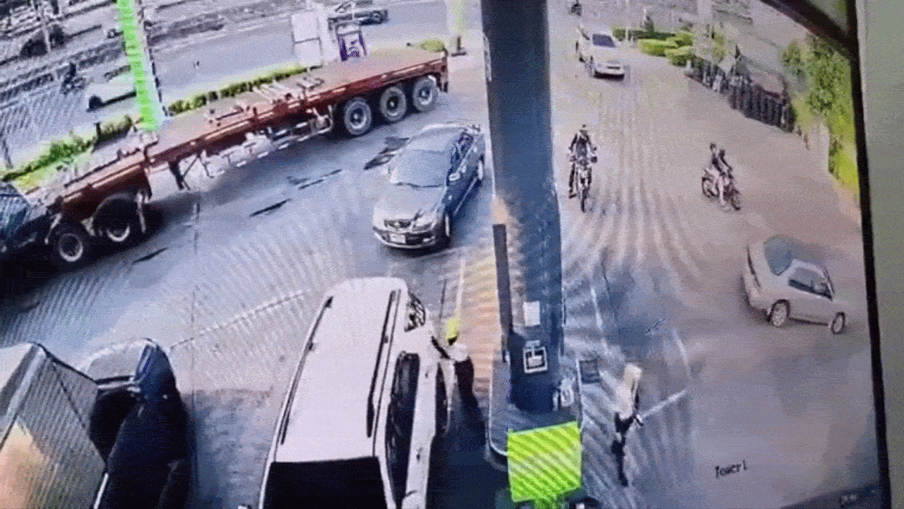Tài xế lùi xe đâm đổ trụ bơm xăng khiến ô tô cháy rụi