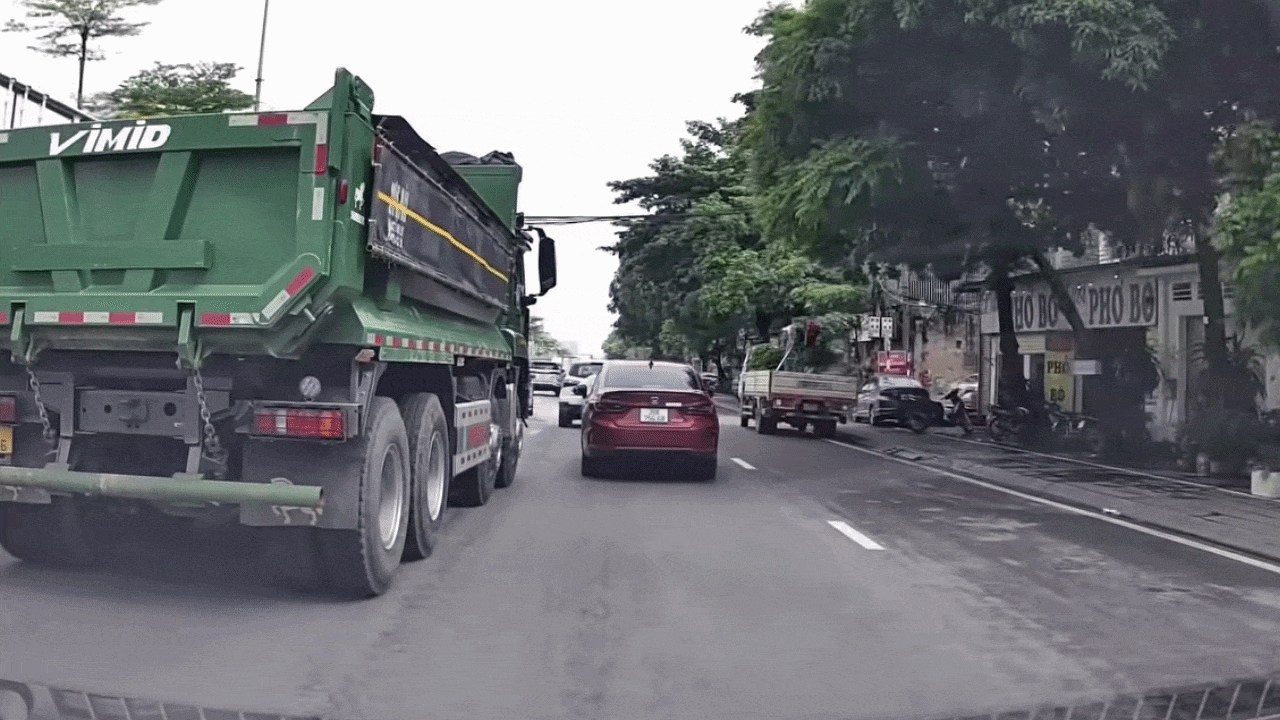 Clip: Xe ben chuyển làn ẩu, va chạm với ô tô con