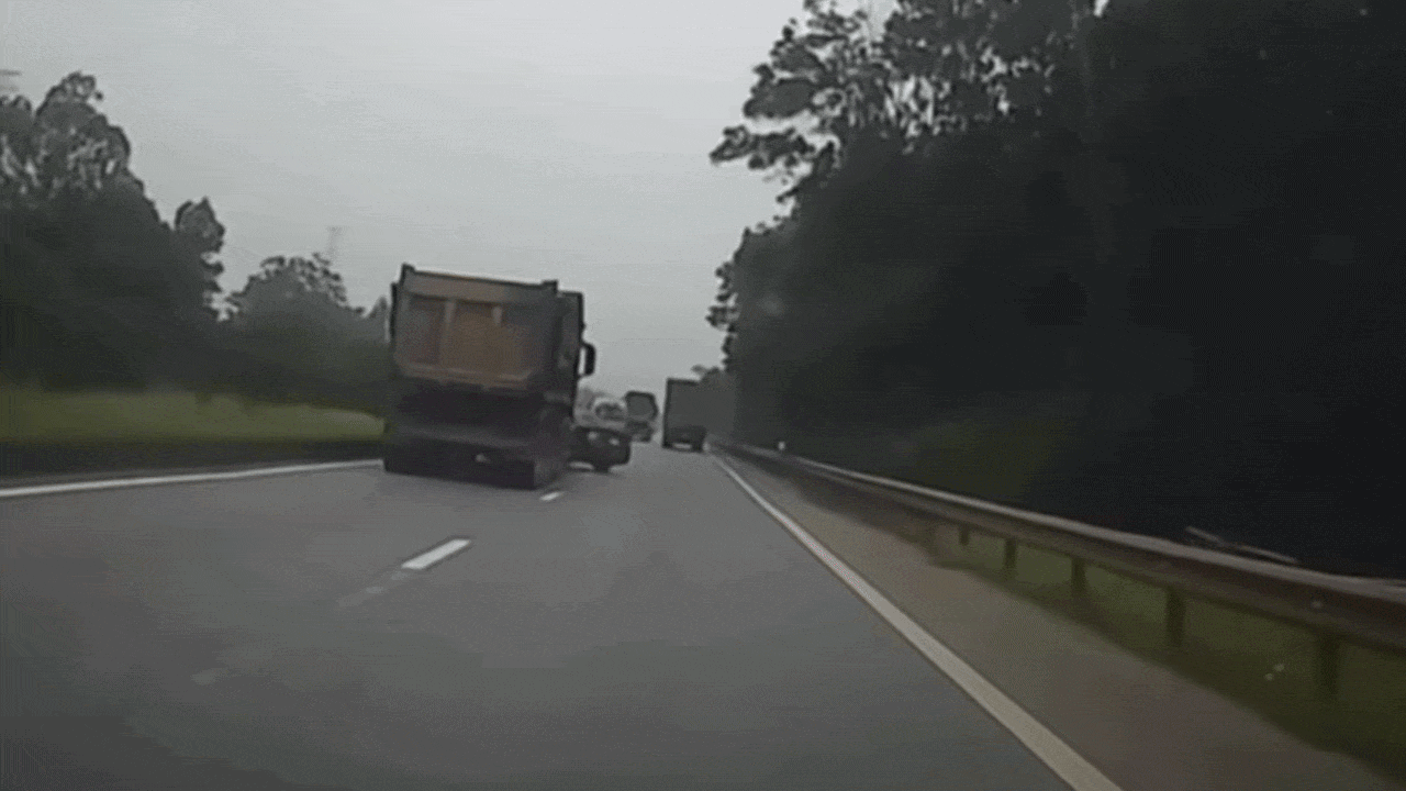 Clip: Khoảnh khắc ô tô tập lái bị xe tải đâm xoay ngang trên cao tốc