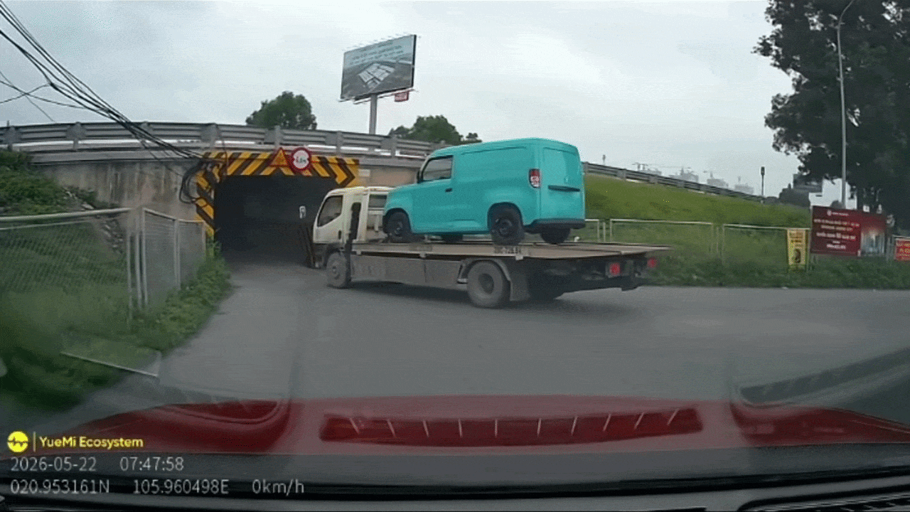 Xe cứu hộ suýt kẹt ở hầm chui do tài xế chủ quan