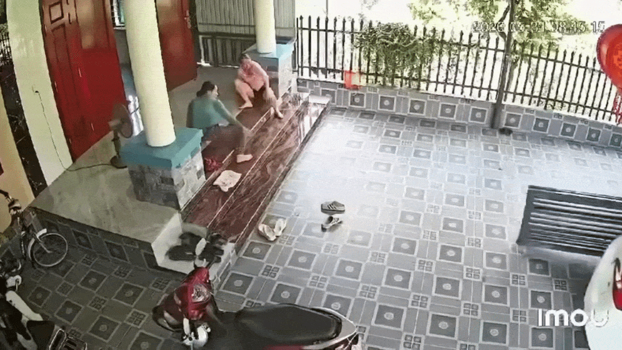 Clip: Nữ tài xế lùi xe húc đổ cửa ‘đỗ’ ở sân nhà