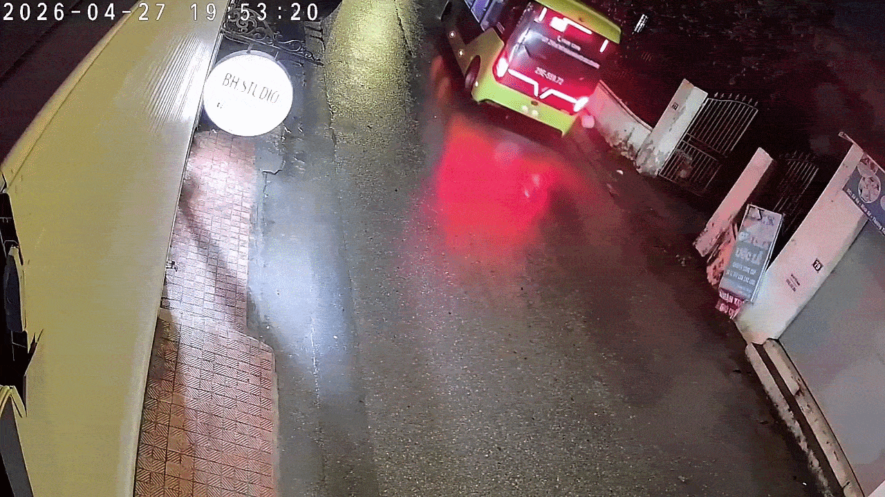 Clip: Tránh xe bus, xe tải phanh gấp làm trào bùn đất ra đường