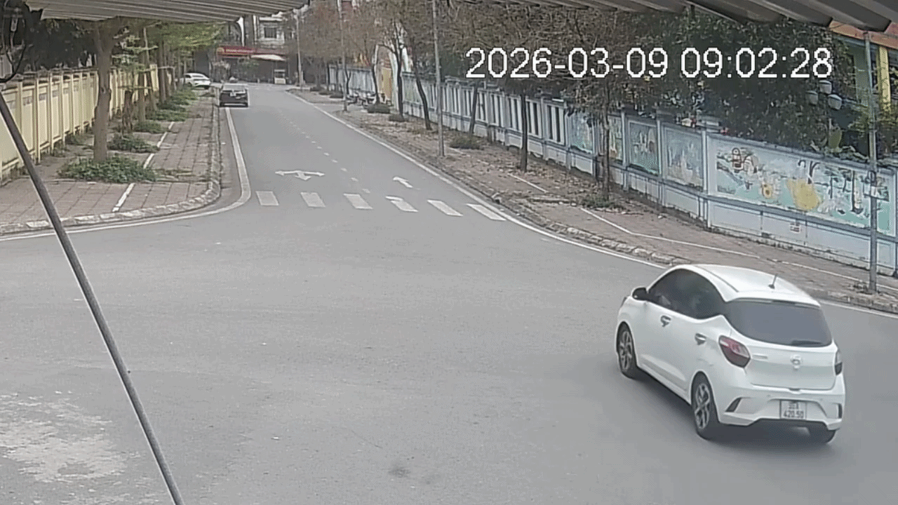 Clip: Xe 7 chỗ đâm ngang hông, húc văng ô tô con ở ngã tư