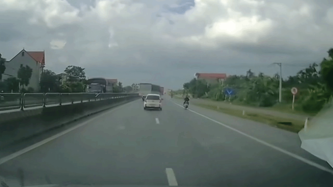 Clip: Ô tô con đi thẳng đâm hông xe tải rẽ gấp
