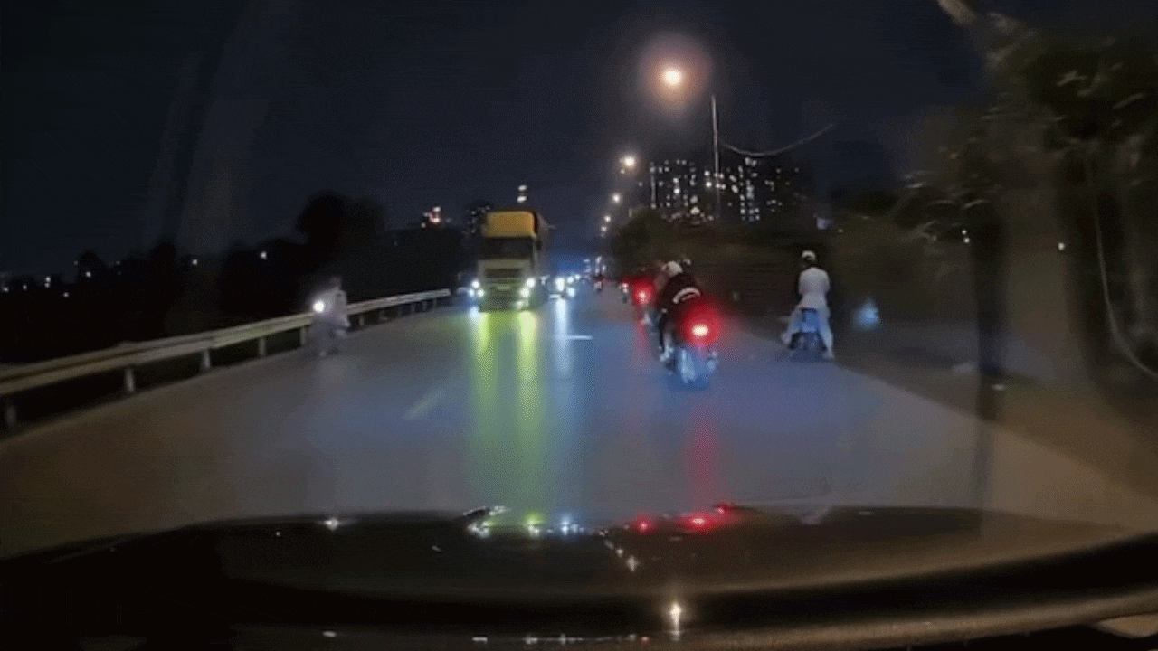 Clip: Xe máy mất lái rồi trượt ngã ngay trước mũi ô tô tải