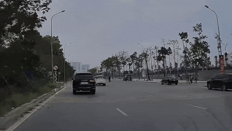 Clip: Xe SUV không giảm tốc, quệt ngay ô tô con đi từ đường nhánh