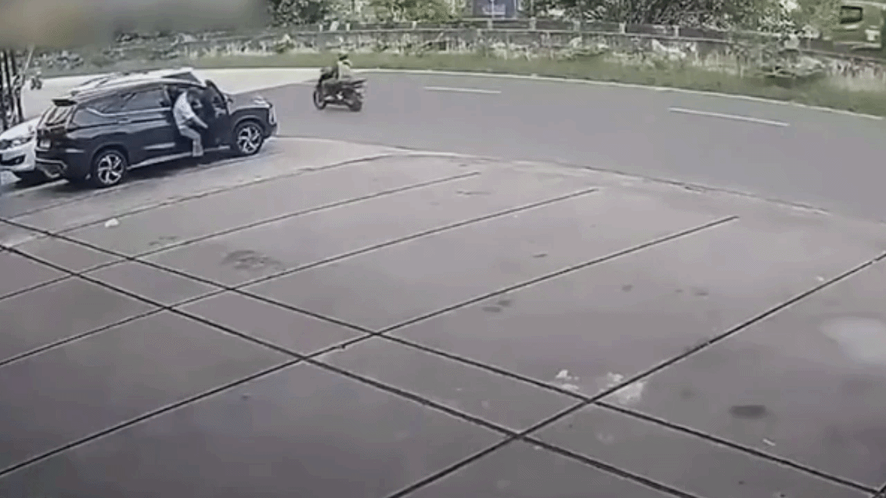 Clip: Xe máy đâm thẳng vào ô tô đang đỗ