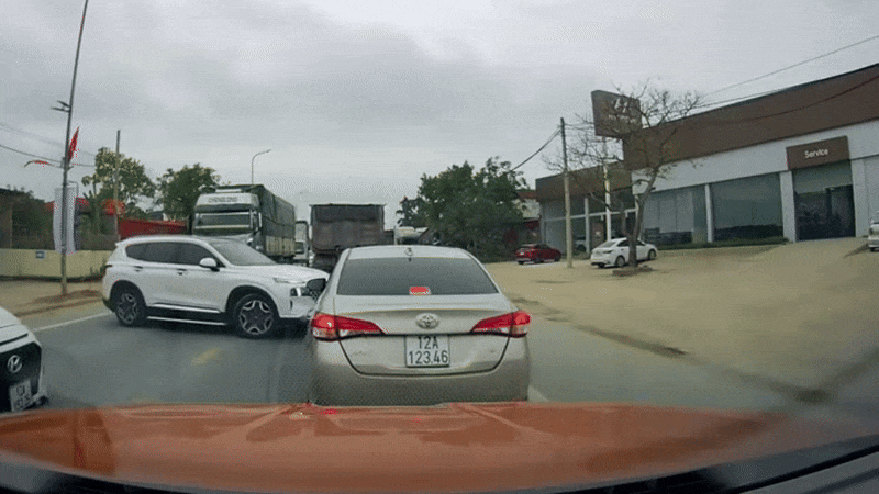 Xe máy đâm đầu vào ô tô đang sang đường vì khuất tầm nhìn