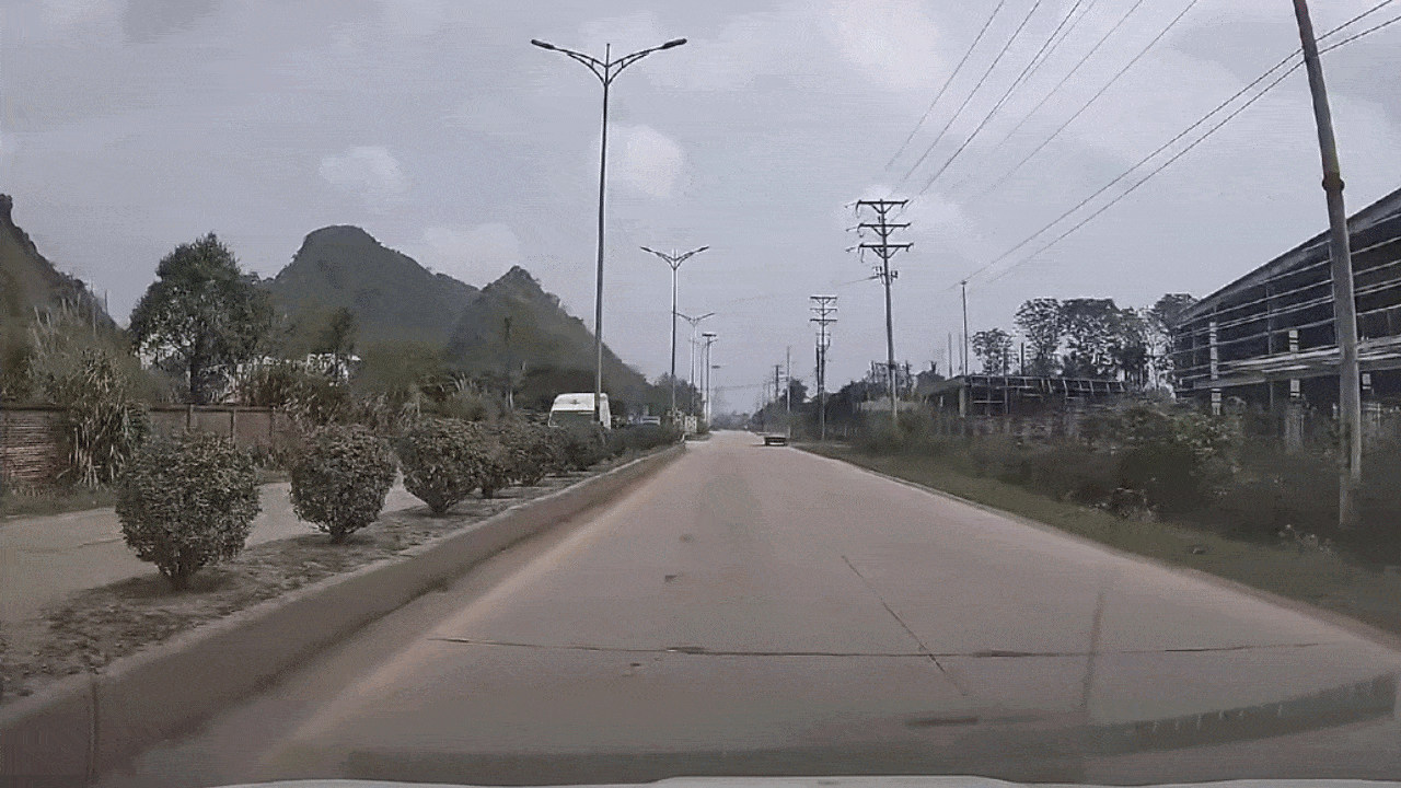 Clip: Ô tô lách qua khe hẹp, thoát nạn ở nút giao trong gang tấc