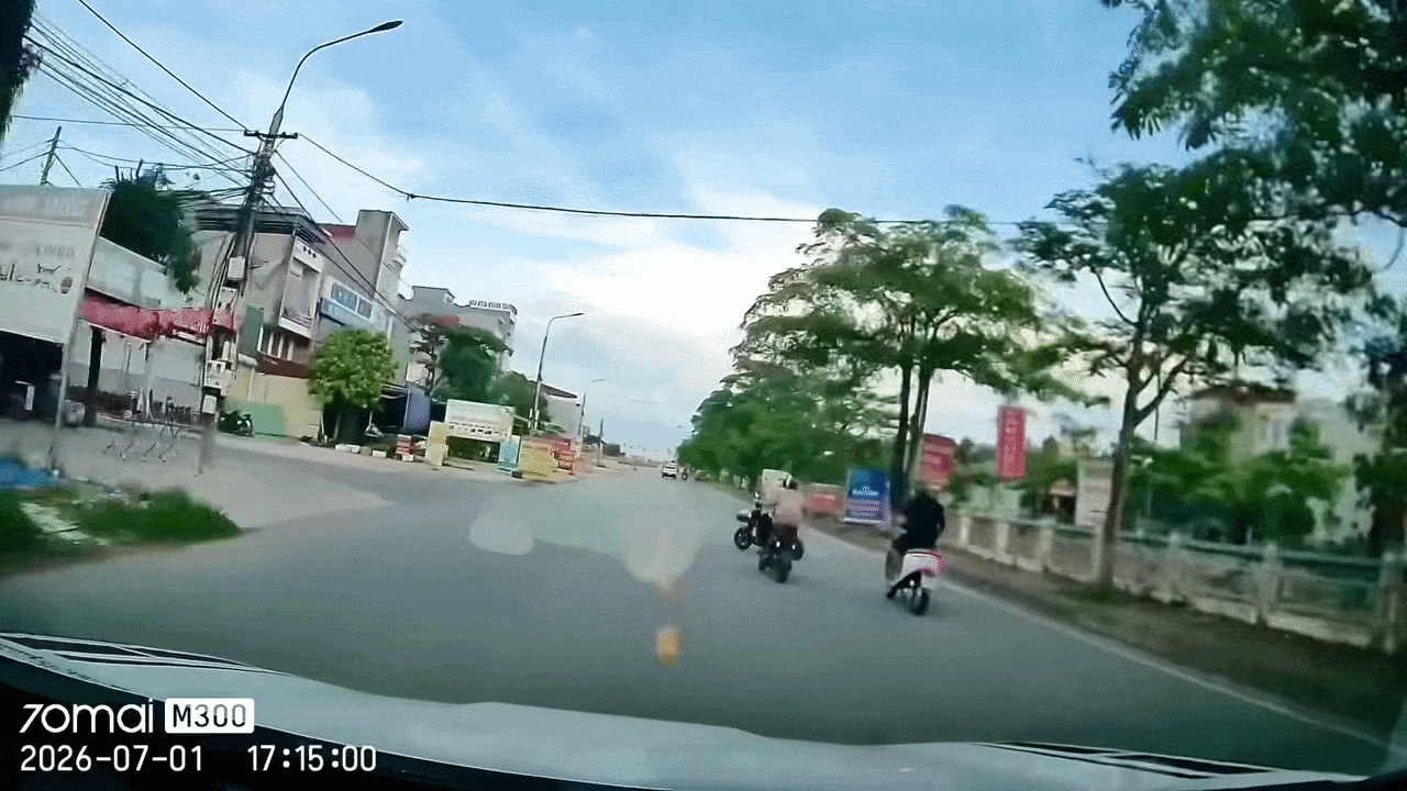 Clip: Xe máy điện 'bốc đuôi' sau khi bị người phụ nữ tạt đầu