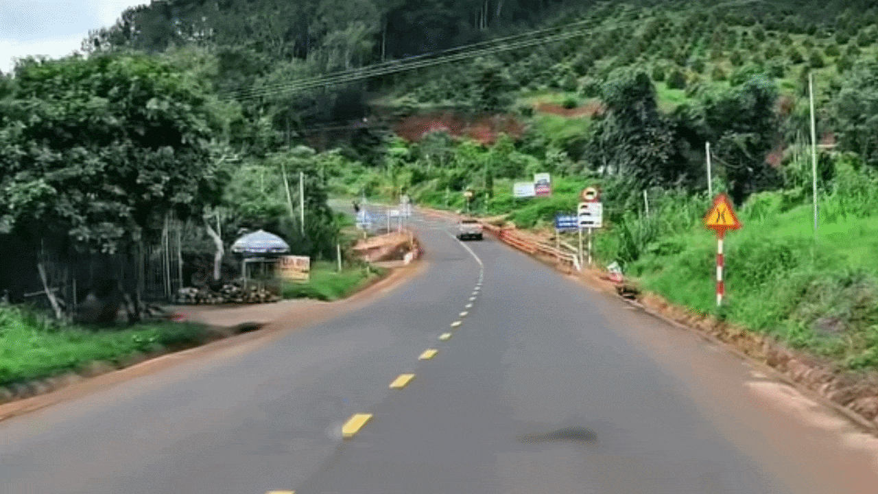 Clip: Xe máy vào cua ẩu, lao đầu vào ô tô