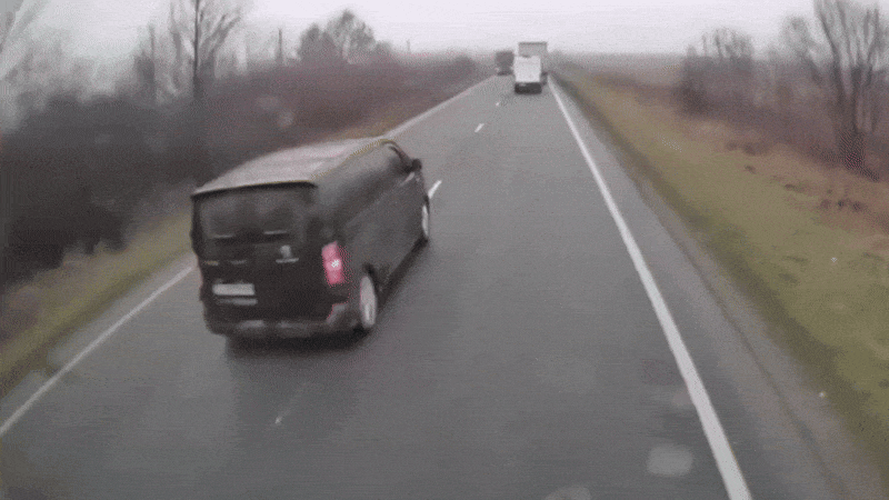 Xe con "đấu đầu" ô tô tải ngược chiều rồi văng sang vệ đường