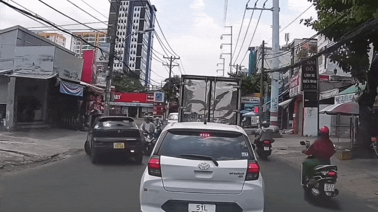 Clip: Tài xế lùi ô tô xoay tròn, tông loạn xạ ở phố đông