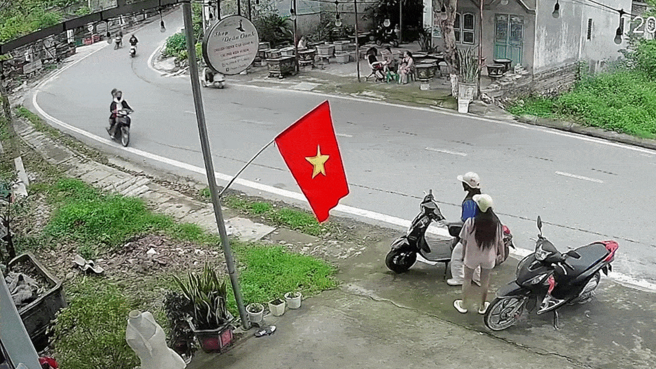 Clip: Hai thanh niên lao xe máy lên vệ đường, đâm đổ xe rồi bỏ chạy