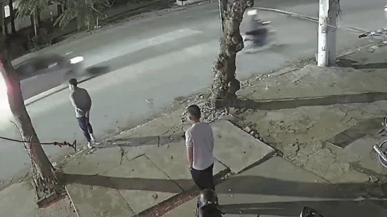 Clip: Xe khách húc đuôi ô tô con sau cú phanh gấp