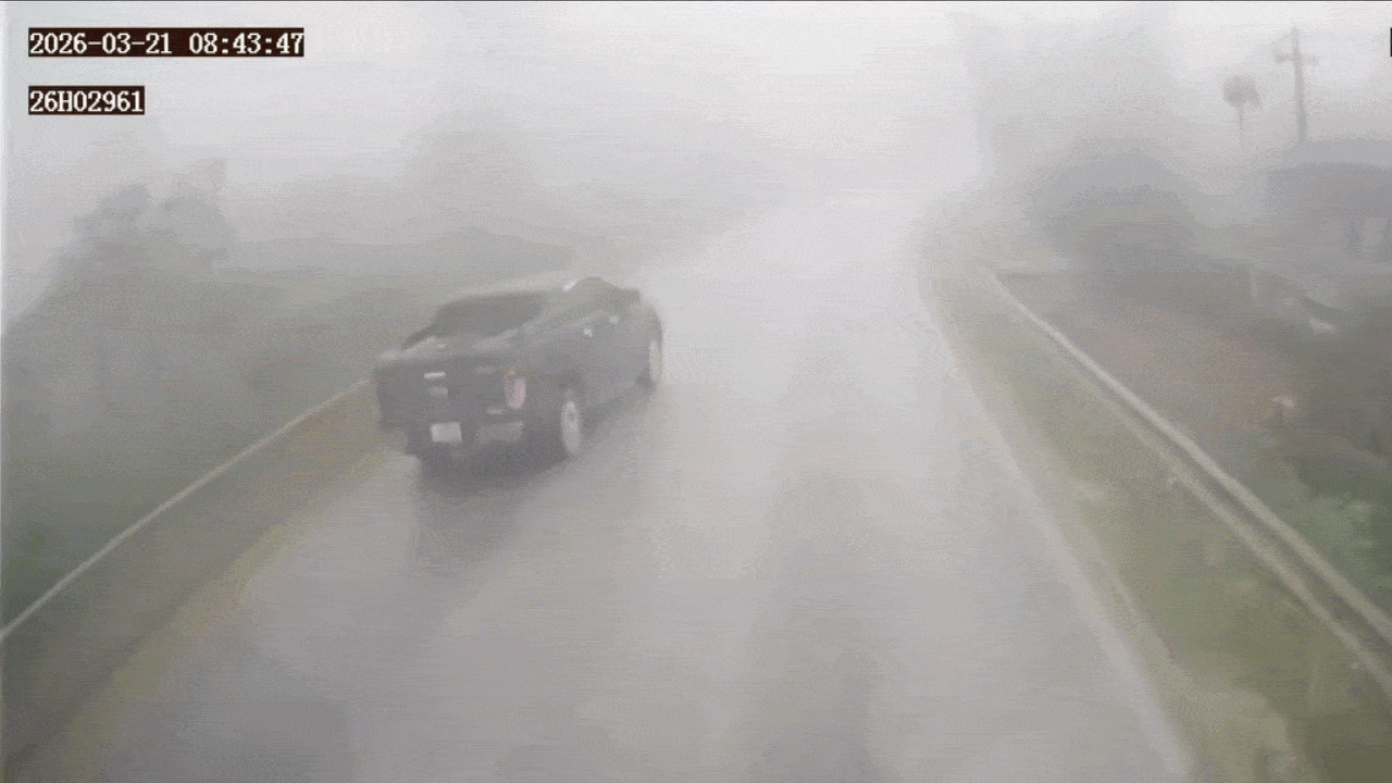 Clip: Đường mưa trơn trượt, xe bán tải mất lái xoay 180 độ