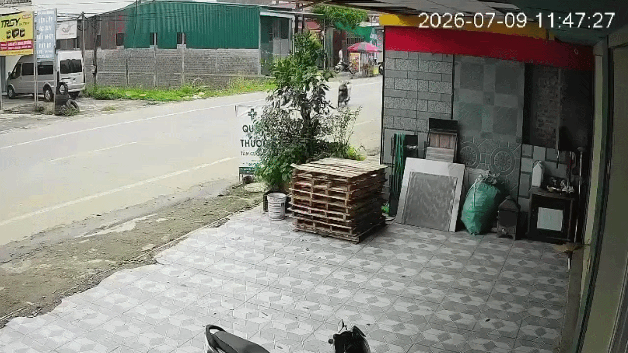 Clip: Xe máy ‘không người lái’ phi vào nhà dân, đâm đổ biển quảng cáo