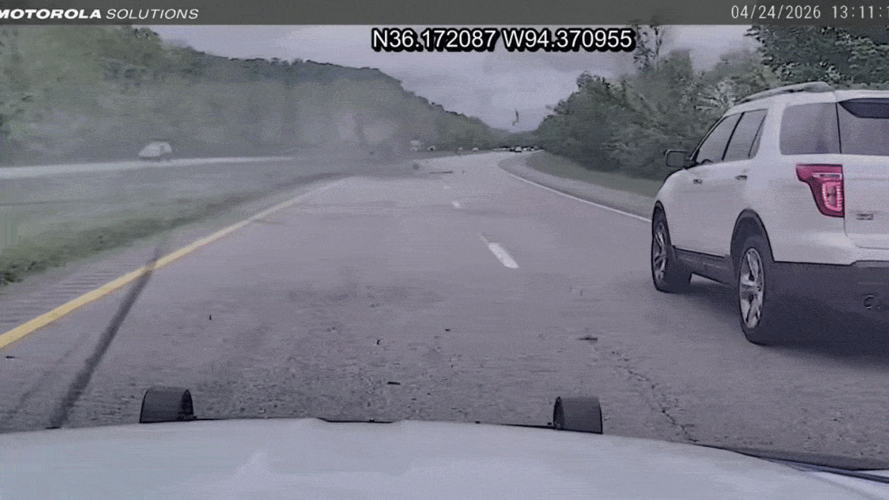 Chạy trốn cảnh sát ở tốc độ 225 km/h, ôtô lật ngửa trên cao tốc