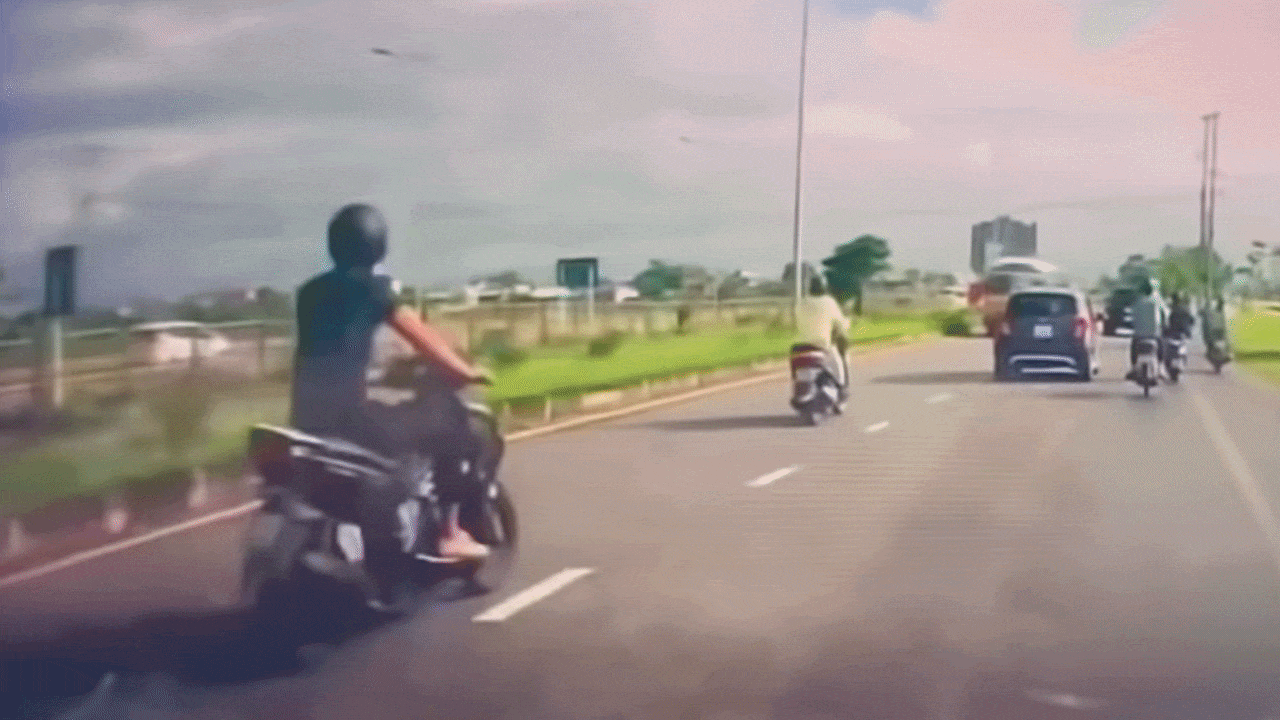 Clip: Xe máy lấn làn lao thẳng vào đầu ô tô buýt