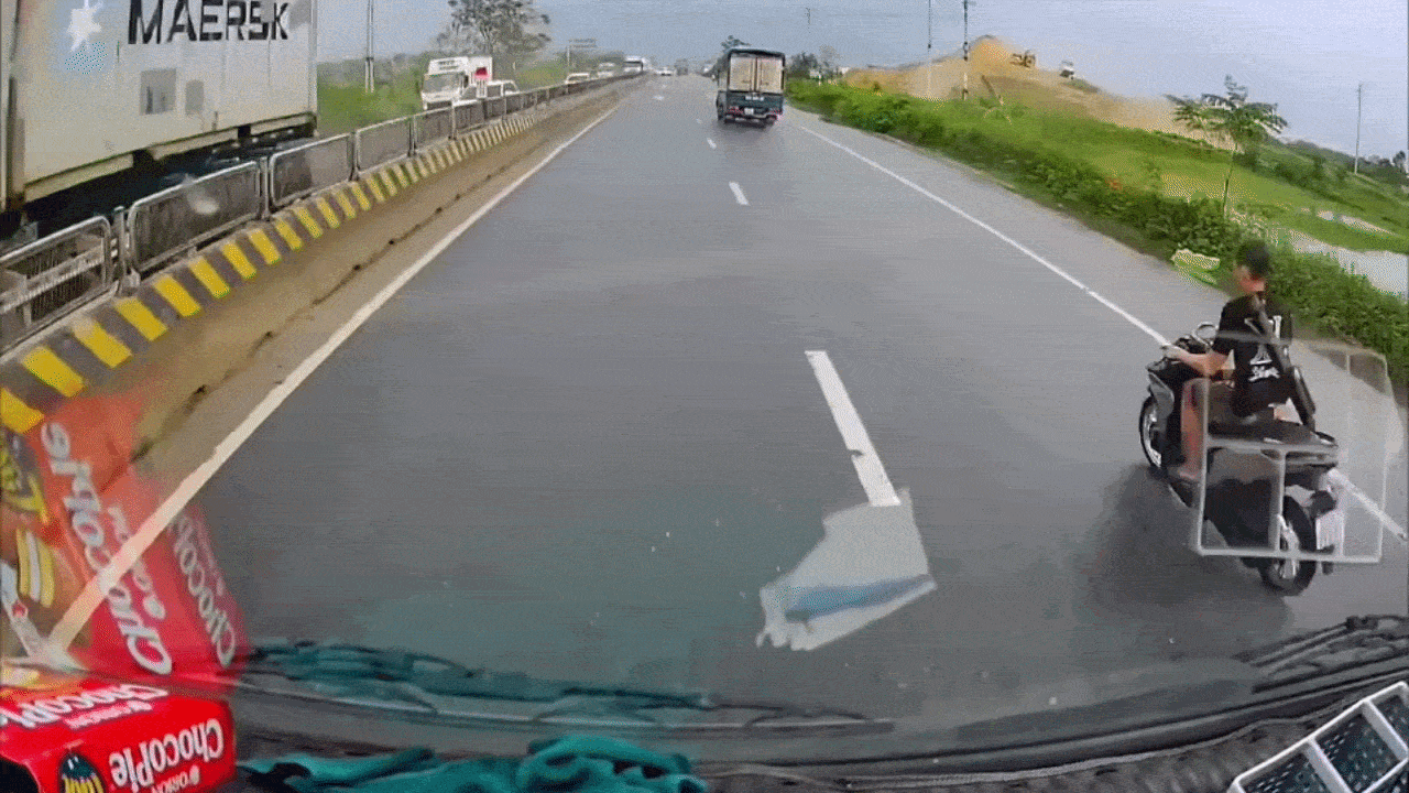 Clip: Xe máy lạng lách rồi trượt ngã vào gầm ô tô tải