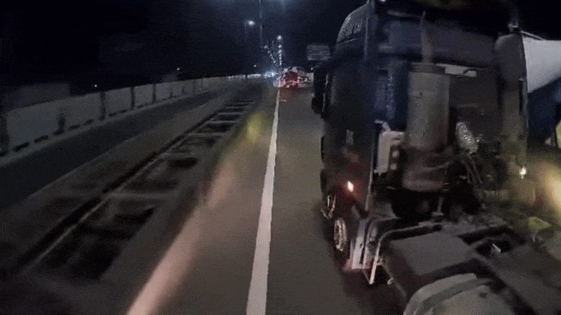 Clip: Khoảnh khắc xe đầu kéo va chạm ô tô tải gây tai nạn liên hoàn