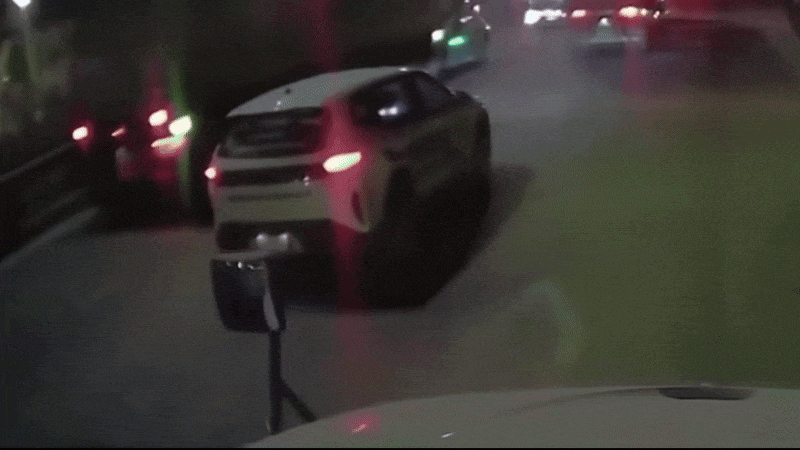 Clip: Ô tô con 'rúc đuôi' xe container đang chờ đèn đỏ