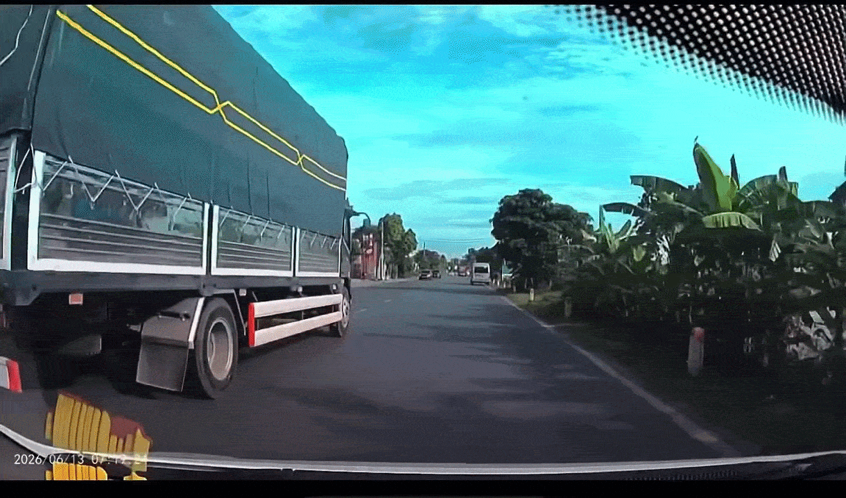 Clip: Xe máy lạng lách, đâm ô tô gây tai nạn liên hoàn