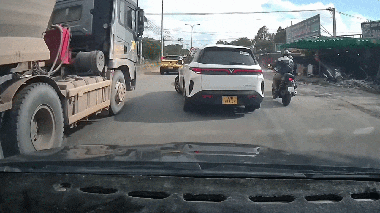 Clip: Taxi luồn lách, đi chặn đầu xe tải giữa đường đông