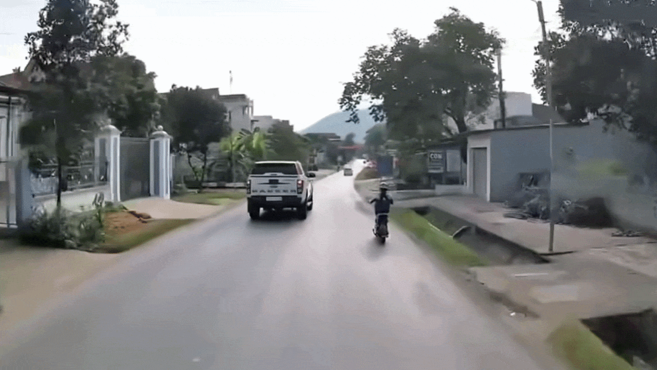 Clip: Bán tải tạt đầu ép xe máy điện đi lên vỉa hè