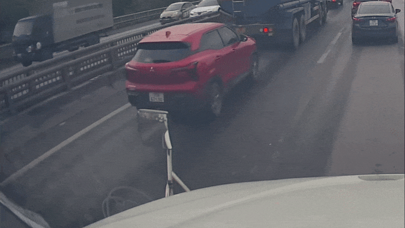 Clip: Ô tô con móp đầu vì "rúc đuôi" xe chở xăng