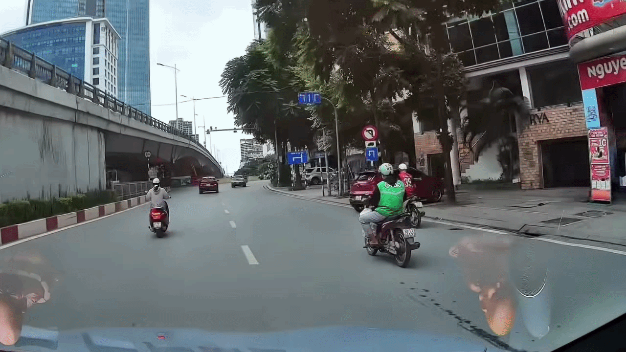 Clip: Ô tô lùi ẩu, húc mạnh tài xế xe máy văng cả mét