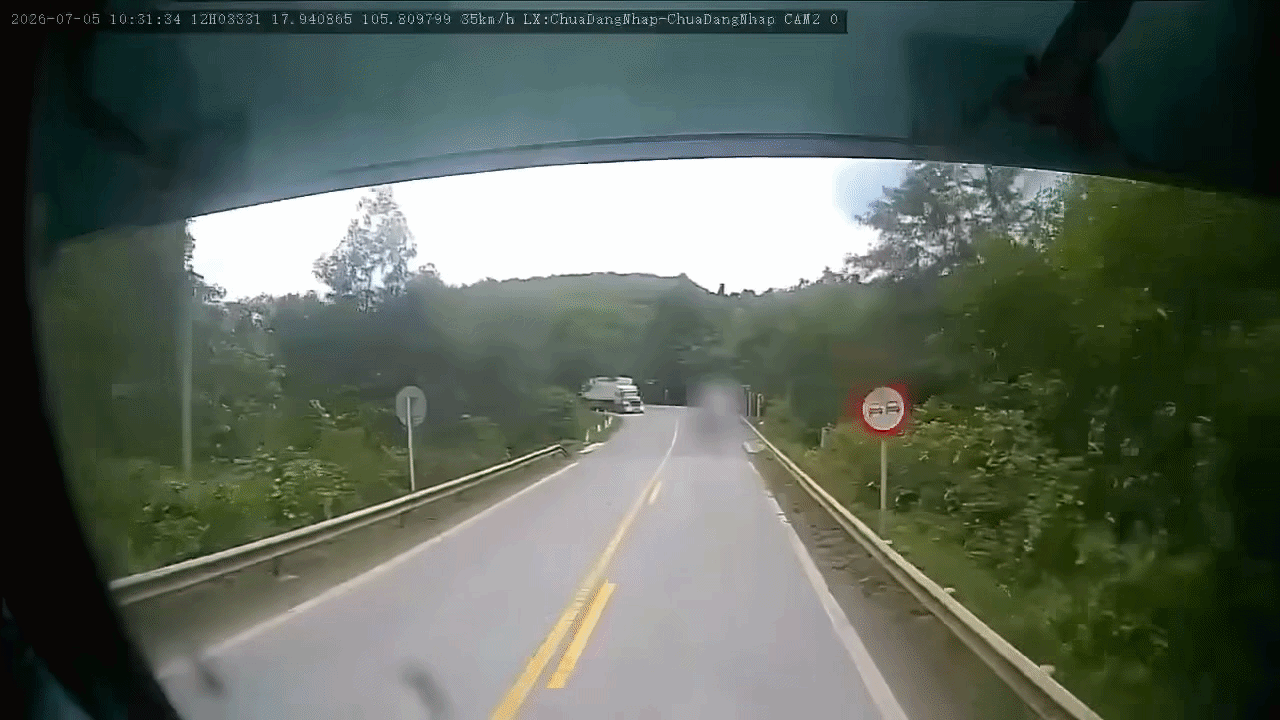 Clip: Xe đầu kéo lật nghiêng ở khúc cua, container lao vào xe đối diện