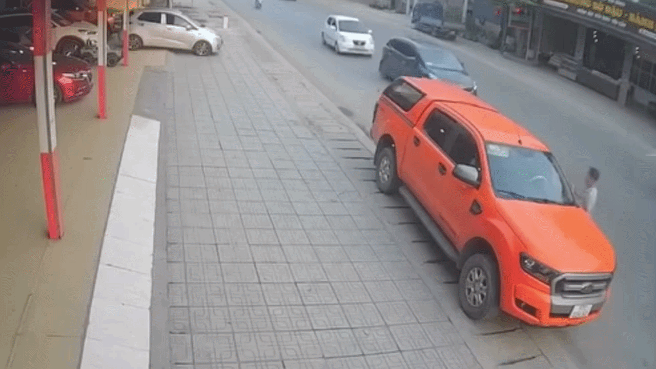 Clip: Ô tô con vượt phải đâm trúng tài xế đang mở cửa xe