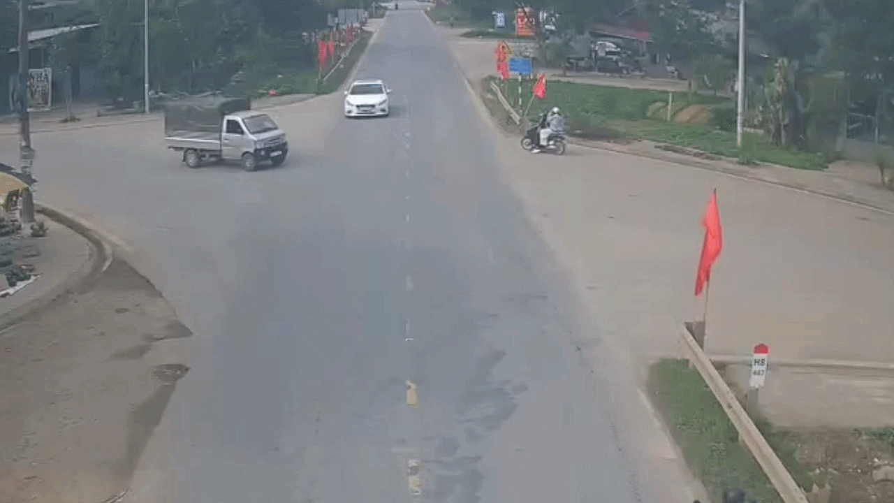 Qua ngã tư không giảm tốc, xe tải bị đâm nhấc bánh