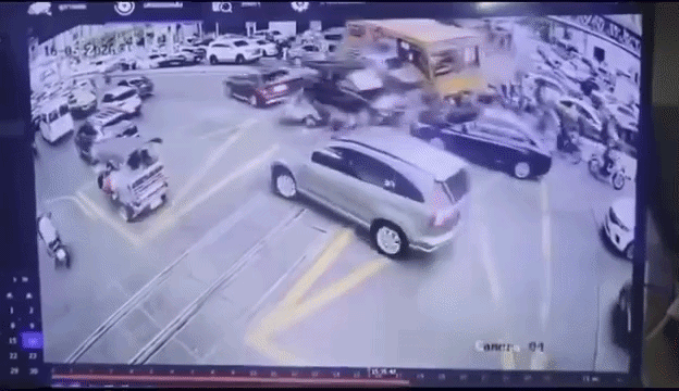 Clip: Khoảnh khắc tàu hỏa đâm trực diện xe bus đang dừng ở Thái Lan