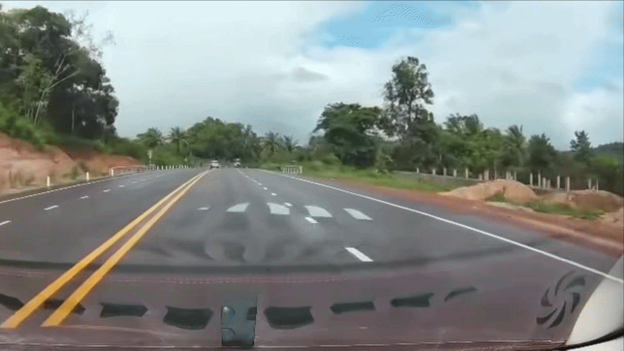 Clip: Xe mất lái đâm vào hộ lan, ô tô con vỡ nát đầu