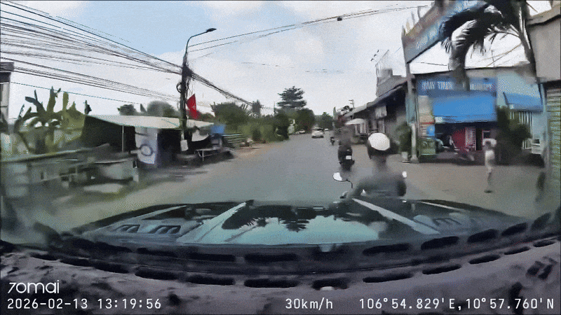 Clip: Ô tô tông đuôi xe máy khiến người phụ nữ ngã lăn ra đường