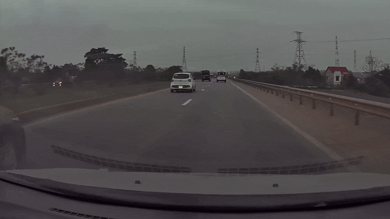 Clip: Xe máy luồn lách trên cao tốc Hà Nội - Thái Nguyên