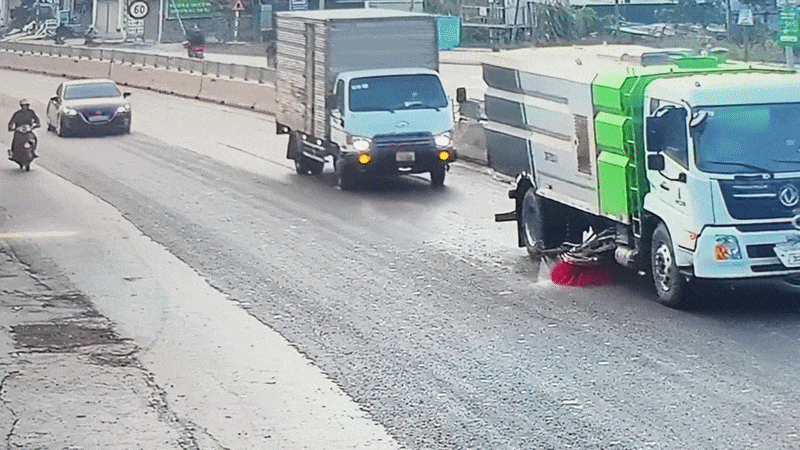 Clip: Ô tô tải rơi kính lái sau cú húc đuôi xe rửa đường