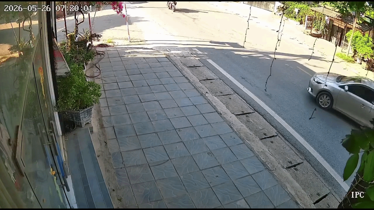 Clip: Ô tô chuyển hướng ẩu gây tai nạn cho xe máy