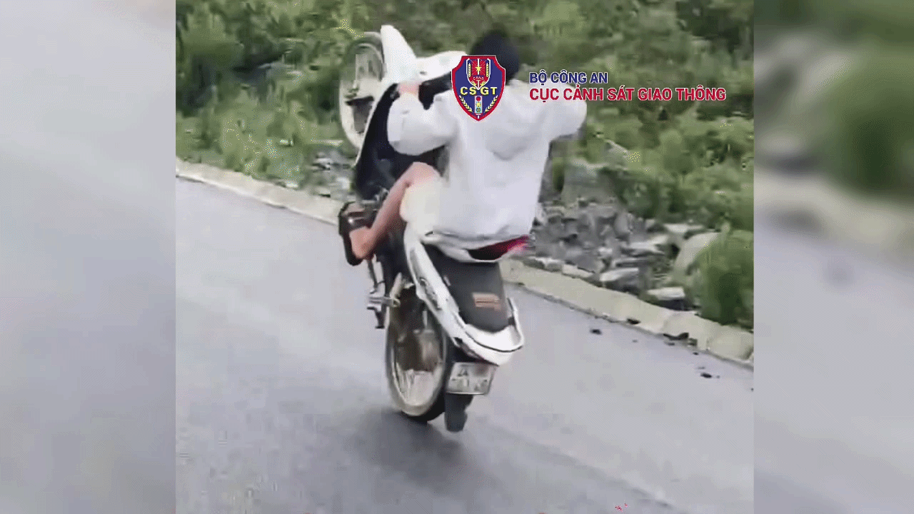 Con "bốc đầu" xe máy, bố bị tịch thu xe và phạt tiền
