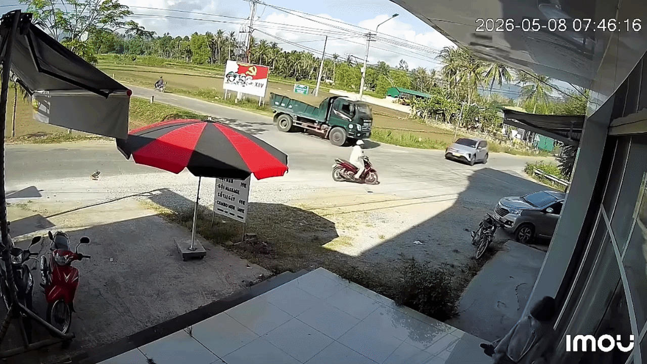 Clip: Taxi phóng nhanh qua ngã tư quật ngã người đi xe máy