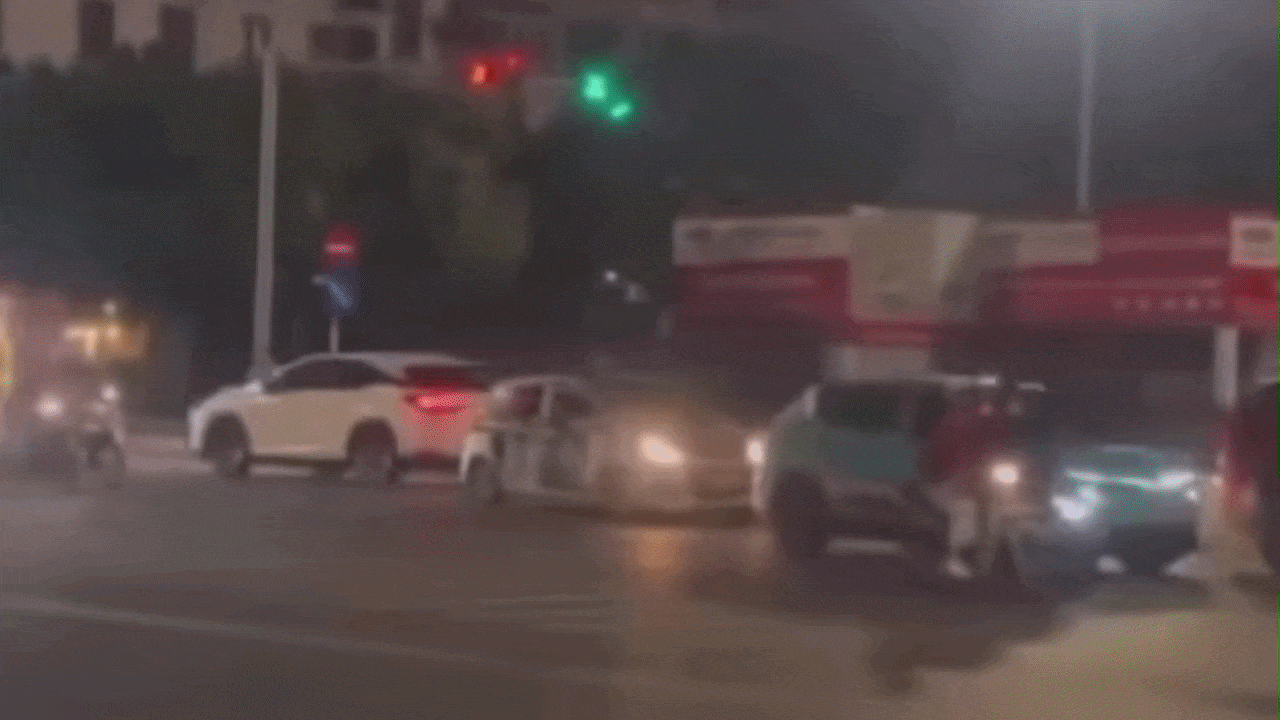 Clip: Khoảnh khắc ô tô Lexus tông liên hoàn rồi lật ngửa trên phố