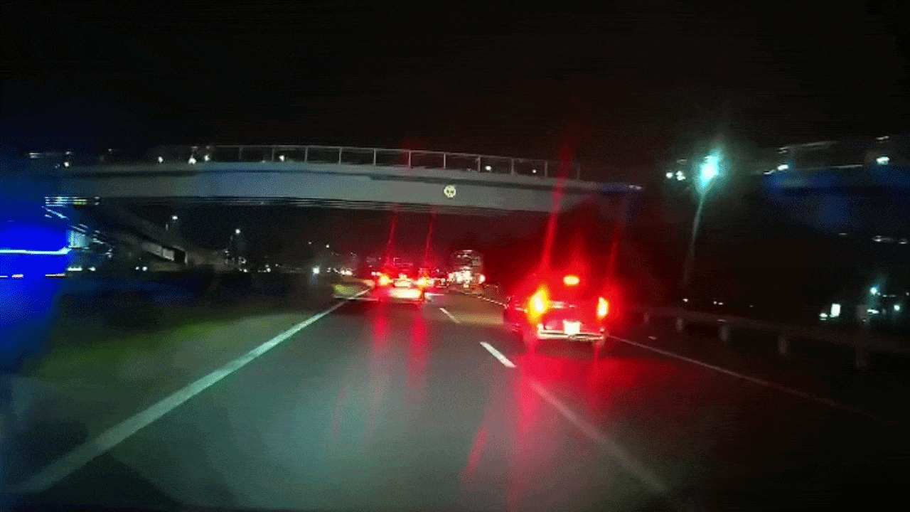 Clip: Xe máy ngang nhiên đi ngược chiều giữa cao tốc