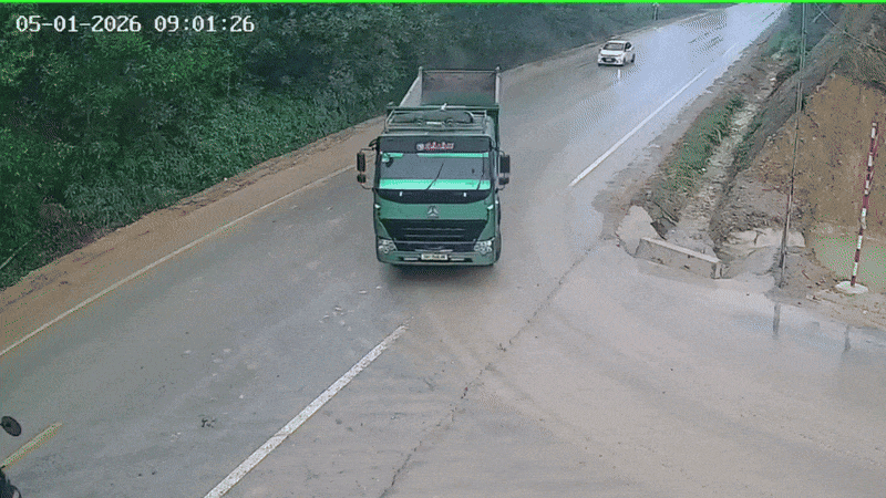 Xe đầu kéo tông trúng ôtô tải rồi đâm tiếp xe con