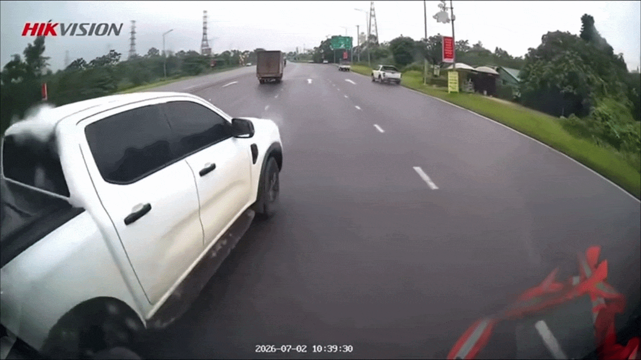 Clip: Tài xế bán tải đi tạt đầu, lùi xe khi vào cao tốc