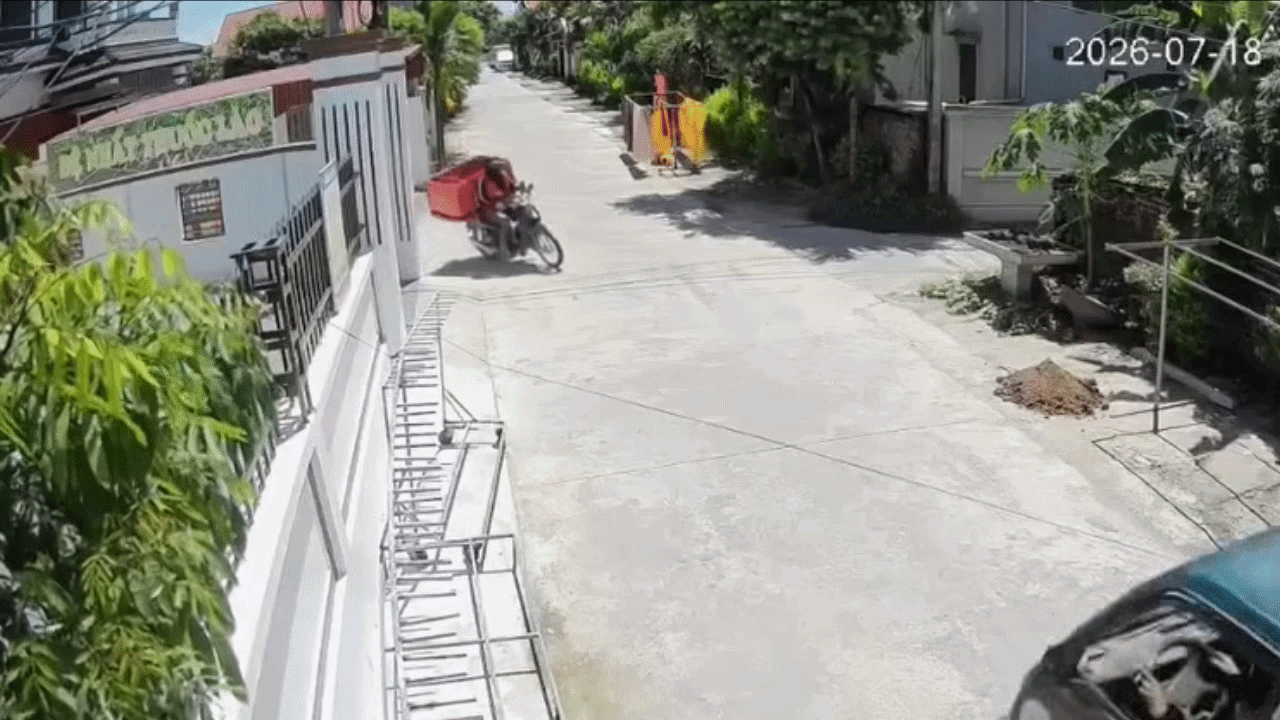 Clip: Ô tô tải tông xe máy ở đường làng