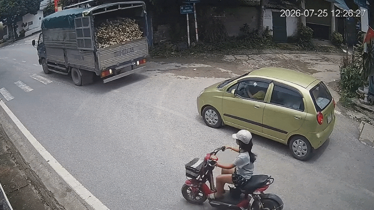Clip: Xe tải lùi không quan sát, chèn đầu ô tô con